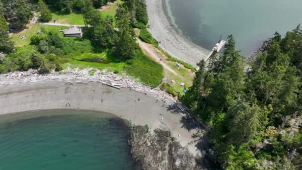 Luchtfoto Van Toeristen Verkennen Rosario Beach Staat Washington — Stockvideo