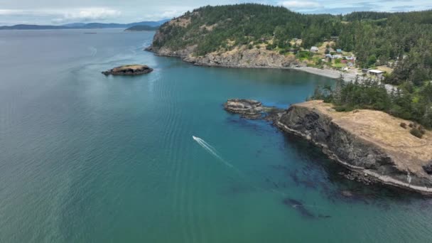 Vaststelling Van Luchtfoto Van Rosario Beach Met Een Motorboot Die — Stockvideo