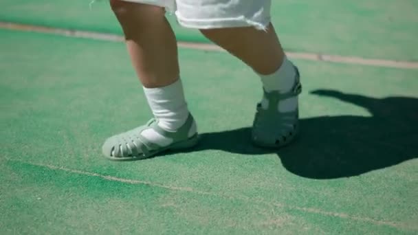 Bebek Ilk Yürüyüşü Bacaklar Yakın Çekim — Stok video