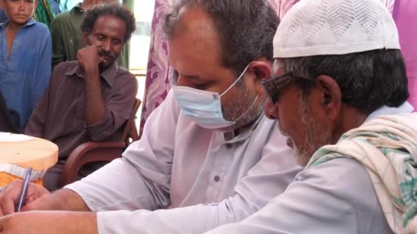 Ajuda Médico Escrevendo Prescrição Para Local Campo Alívio Inundações Sindh — Vídeo de Stock