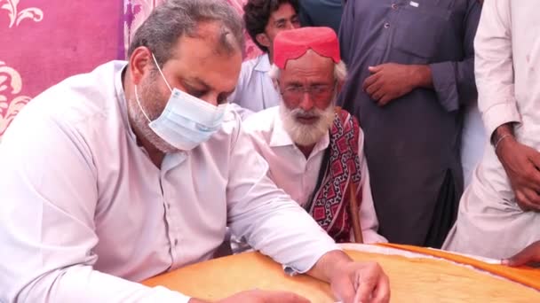 Doctor Escribiendo Prescripción Para Local Campamento Socorro Inundación Sindh Moción — Vídeo de stock