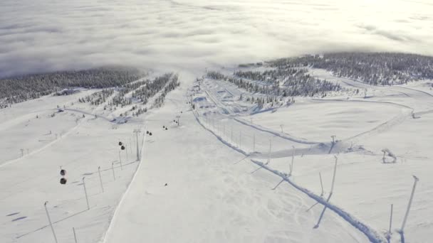 在滑雪场斜坡上方飞行的空中景观 一个人带着滑雪板在斜坡上弯曲 — 图库视频影像