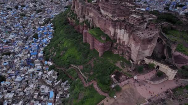 Flygfoto Över Mehrangarh Fort Omgiven Berömda Rajasthan Blue City Jodhpur — Stockvideo