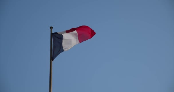 Nationale Vlag Van Frankrijk Zwaaiend Sterke Wind Tegen Blauwe Lucht — Stockvideo