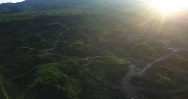 Arkaplanda Parlak Güneş Işınları Varken Tepedeki Yolda Uçan Kamyonların Görüntüsü — Stok video