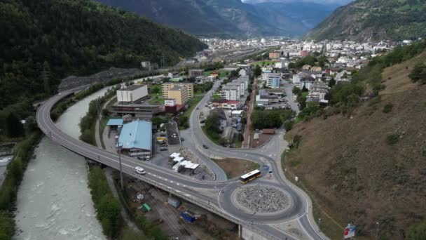 Luchtfoto Van Een Toeristische Bus Die Kleine Stad Naters Verlaat — Stockvideo