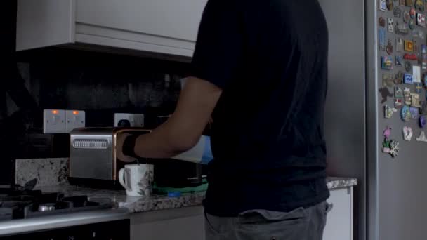 Adulto Masculino Indiano Agitando Chá Derramando Leite Caneca Balcão Cozinha — Vídeo de Stock