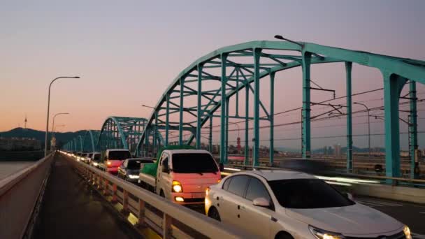 Movimiento Tráfico Coches Urbanos Puente Dongjak Atardecer Ciudad Seúl Corea — Vídeo de stock