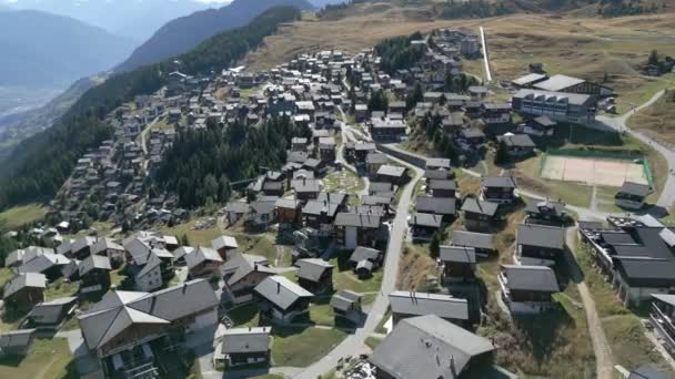 Luftaufnahme Der Bettmeralp Mit Chalets Und Dem Erstaunlichen Dorf Sommer — Stockvideo