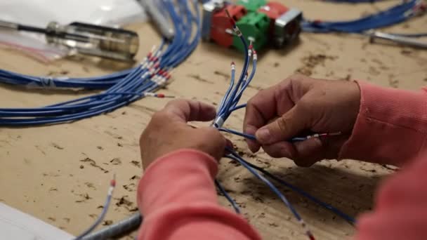 Seseorang Yang Bekerja Meja Pembungkus Dan Kabel Melingkar — Stok Video