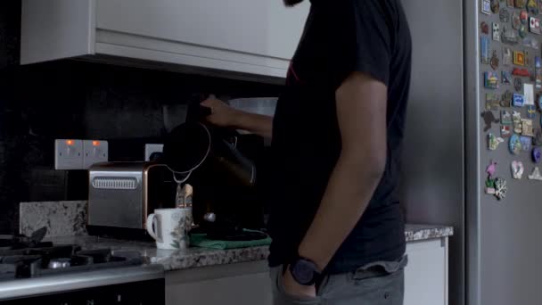 Adulto Masculino Casa Derramando Água Quente Chaleira Caneca Cozinha Bloqueado — Vídeo de Stock