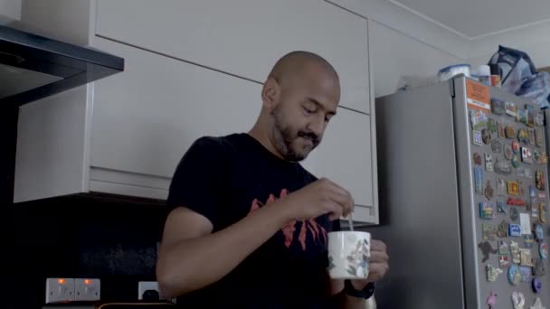 Careca Adulto Masculino Indiano Agitação Chá Caneca Resting Back Kitchen — Vídeo de Stock