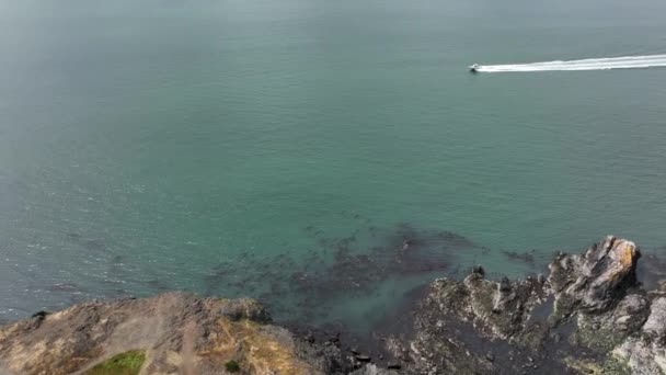 Luchtfoto Van Een Motorboot Die Snel Langs Een Rotsachtige Kustlijn — Stockvideo