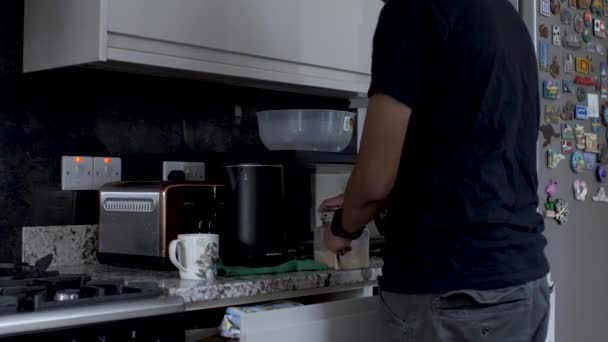 Hombre Adulto Indio Tomando Tarro Azúcar Moreno Del Cajón Cocina — Vídeos de Stock