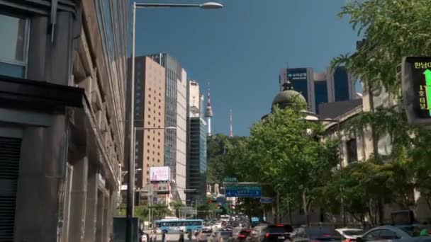 夏天的一天 从首尔市中心的繁华街道放大到首尔南山塔的地标 — 图库视频影像