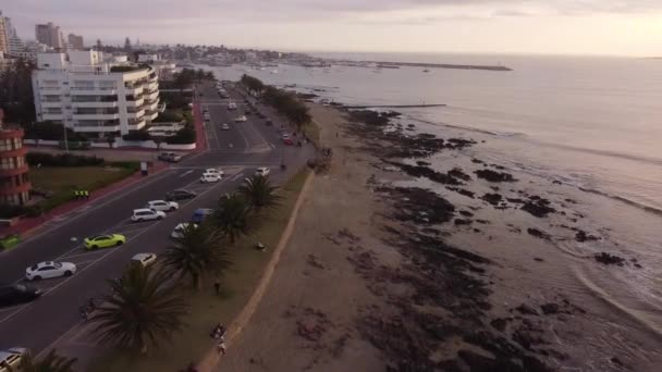 Drone Flyger Över Stranden Lågvatten Vid Solnedgången Punta Del Este — Stockvideo