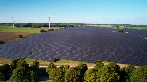 夏季农场的太阳能公园和风力涡轮机Vista 空中射击 — 图库视频影像