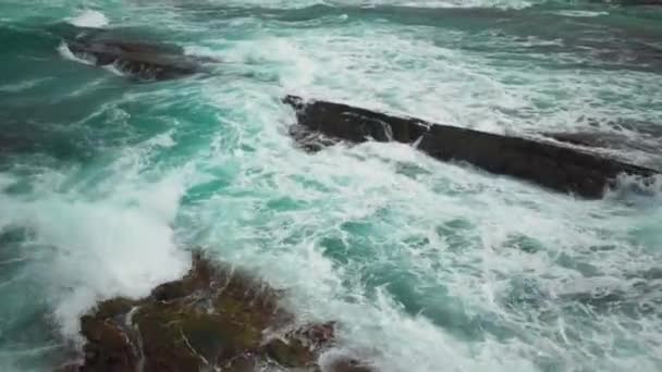 Bulgaristan Sinemorets Kentinde Fırtınalı Bir Günde Butamyata Sahilindeki Kayalıklarda Dalgalar — Stok video