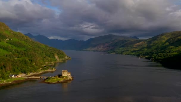 Yüzyıldan Skoç Ortaçağ Kalesi Eilean Donan Havadan Çekilmiş — Stok video