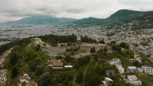 エクアドルのキトの混雑した都市を見下ろすPanecillo Lookout 空中ドローンショット — ストック動画