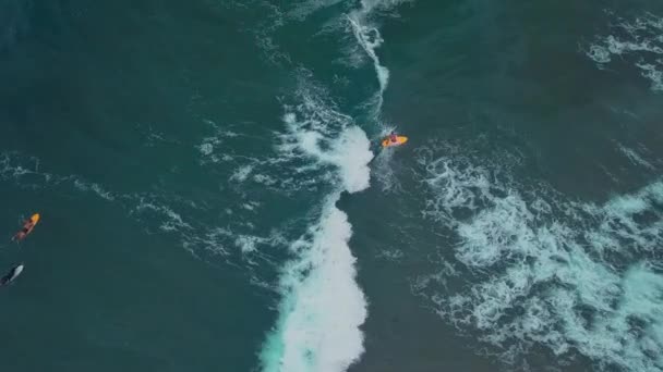 Surfers Surfen Het Strand Van Veleka Met Perfecte Golven Sinemorets — Stockvideo