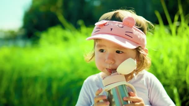 Förtjusande Amerikansk Flicka Som Dricker Från Barnens Vattenflaska Park Mot — Stockvideo