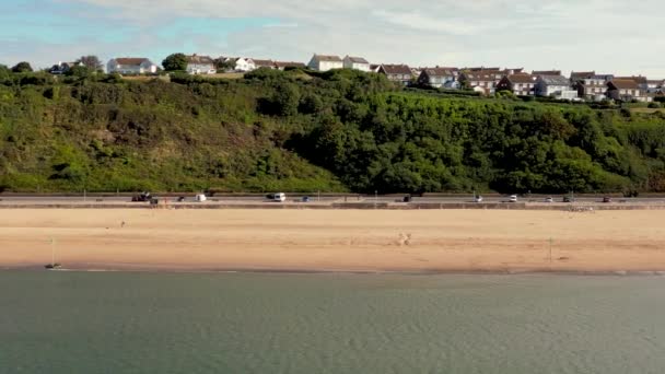 Panning Drone Shot Exmouth Beach Devon Water Showing Marine Drive — Vídeo de stock