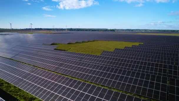 阳光明媚的日子 农村田里的太阳能电池板和风力涡轮机 空中射击 — 图库视频影像