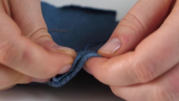 Tessuto Denim Cucito Mano Della Fogna Con Ago Filo Chiudere — Video Stock