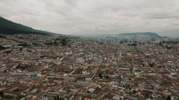 Αεροφωτογραφία Της Πρωτεύουσας Κίτο Και Της Πόλης Του Ισημερινού Μάνινγκ — Αρχείο Βίντεο