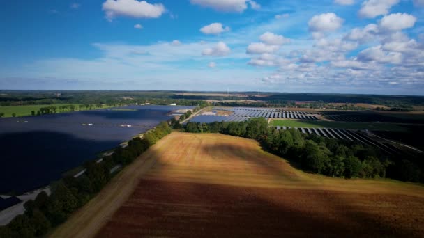 Panorama Aereo Della Centrale Solare Con Belle Nuvole Bianche Campagna — Video Stock