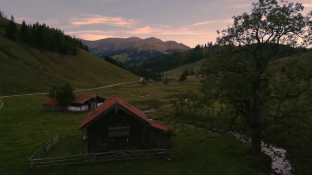 Romantisk Idyllisk Och Traditionell Stugstuga Trä Bayerska Alperna Vid Solnedgången — Stockvideo