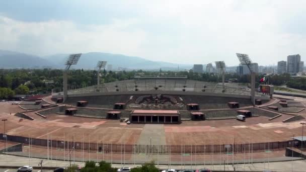 Drone Shot Megközelítés Átkelés Gyönyörű Üres Egyetemi Olimpiai Stadion Unam — Stock videók