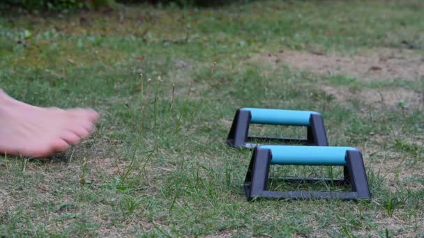 Ein Junger Calisthenics Athlet Bereitet Seine Hände Auf Parallelen Vor — Stockvideo