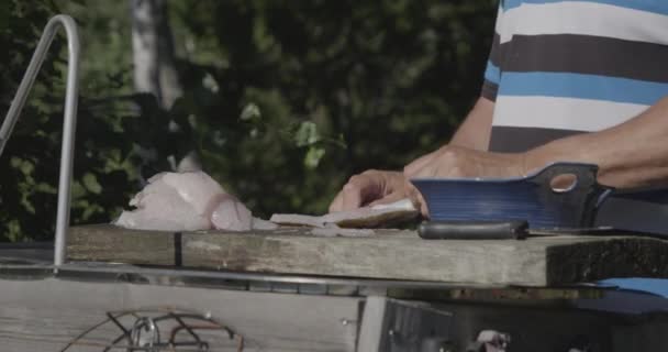 Dolly Tiro Homem Preparando Limpa Peixes Recém Capturados Mesa Madeira — Vídeo de Stock
