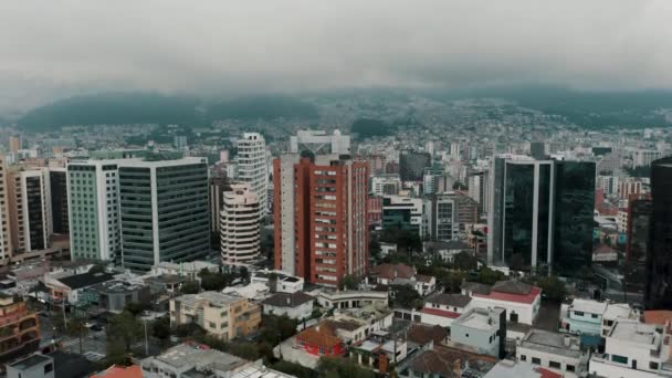 Edificios Apartamentos Gran Altura Ciudad Quito Con Montañas Cubiertas Por — Vídeo de stock