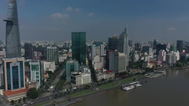 Saigon River Waterfront Tracking Aerea Girato Con Strada Piedi Chi — Video Stock