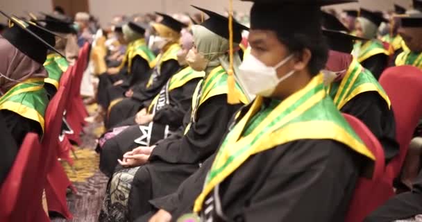 Casquillo Graduación Graduado Masculino Femenino Medio Fila Ceremonia Inicio Sentarse — Vídeos de Stock