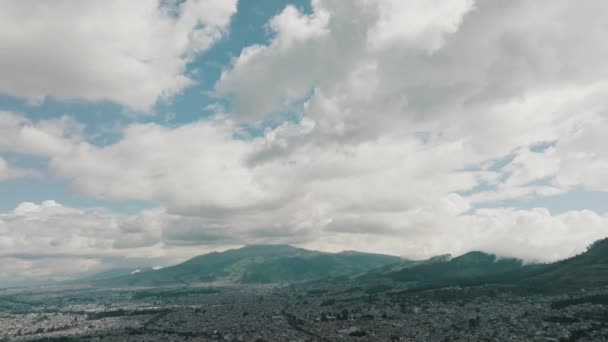 Vissza Quito Városképére Panecillo Szűzével Ecuadori Hegyen Légi Drón Lövés — Stock videók