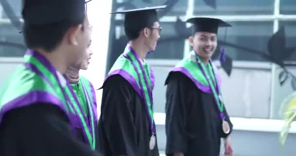 Graduados Usando Chapéus Pretos Vestindo Vestido Graduação Universidade Conversar Divertir — Vídeo de Stock