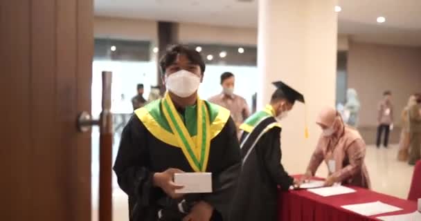 Απόφοιτοι Περπατούν Για Παρακολουθήσουν Την Τελετή Αποφοίτησης Στο Πανεπιστήμιο Concept — Αρχείο Βίντεο
