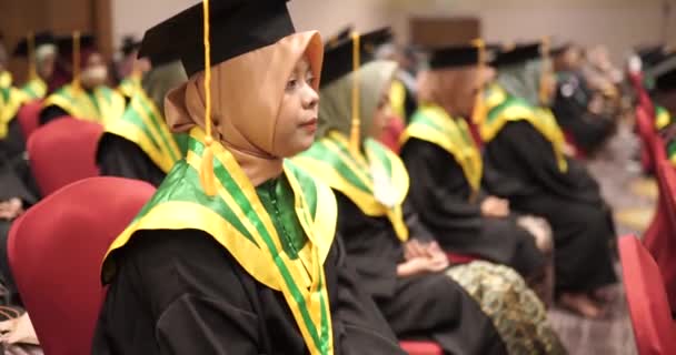 Cap Graduation Des Diplômées Niveau Intermédiaire Dans Rangée Cérémonie Début — Video