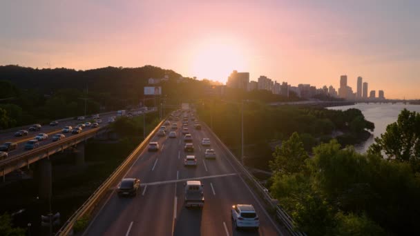汉江畔的奥运高速公路交通和丽都摩天大楼的轮廓 空中夏日美景 大韩民国 — 图库视频影像