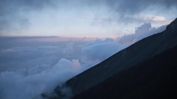 危地马拉云彩之上的火山一侧 — 图库视频影像