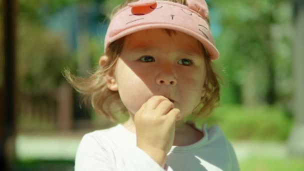 Gezicht Van Blonde Twee Jarige Meisje Zuigen Langzaam Eten Witte — Stockvideo