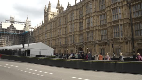 Slow Moving Queue Δίπλα Palace Yard Στο Westminster Για Δείτε — Αρχείο Βίντεο