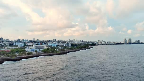 Légi Kilátás Tengerre Malecon Santo Domingo Városképe Felé Dominikai Köztársaság — Stock videók