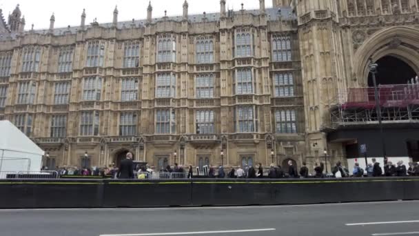 Cola Lado Del Patio Del Palacio Westminster Para Ver Reina — Vídeos de Stock