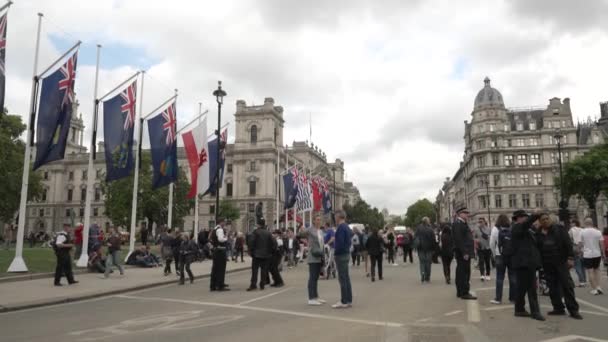 Scenă Ocupată Publicul Poliția Strada Parlamentului Pentru Regina Elizabeth Mințind — Videoclip de stoc