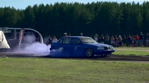 Burnout Carro Longo Com Enormes Nuvens Fumaça Carro Encontram Suécia — Vídeo de Stock